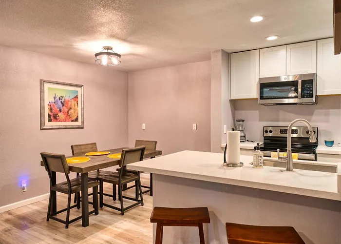 2br Sleeps 6 Pool Bbq Gym Hot Tub & Bar Hopping *